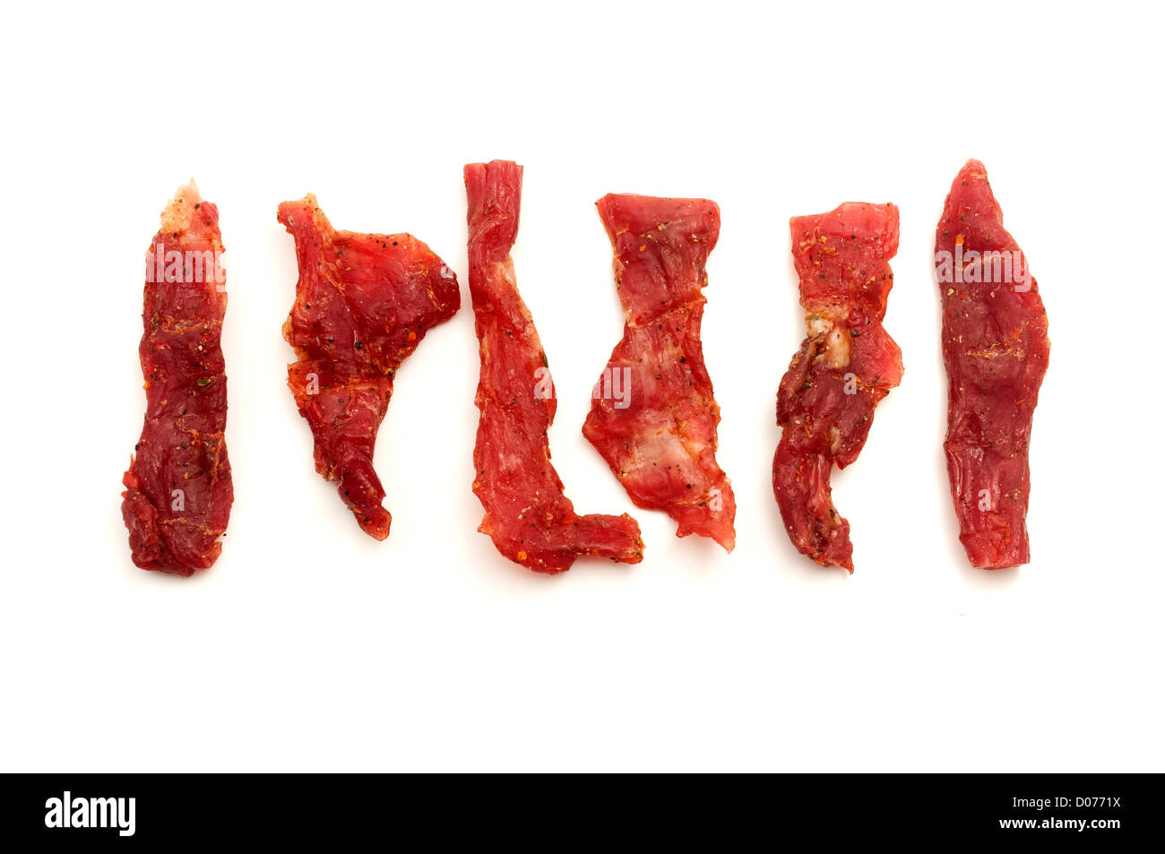 Coppiette italiano (tiras de carne de cerdo condimentado) sobre un fondo blanco. Foto de stock