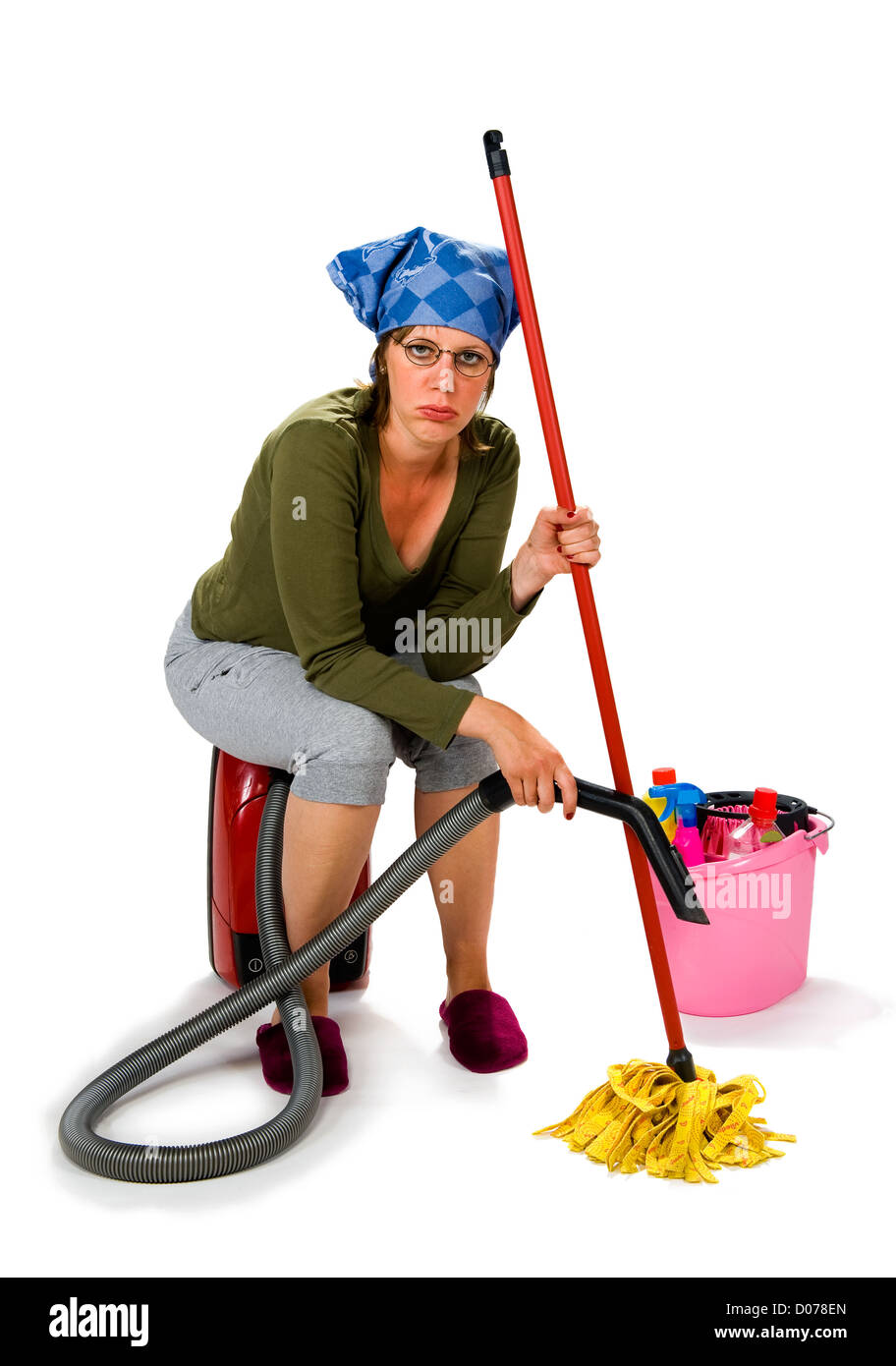 Una cansada mujer joven odia la limpieza Foto de stock