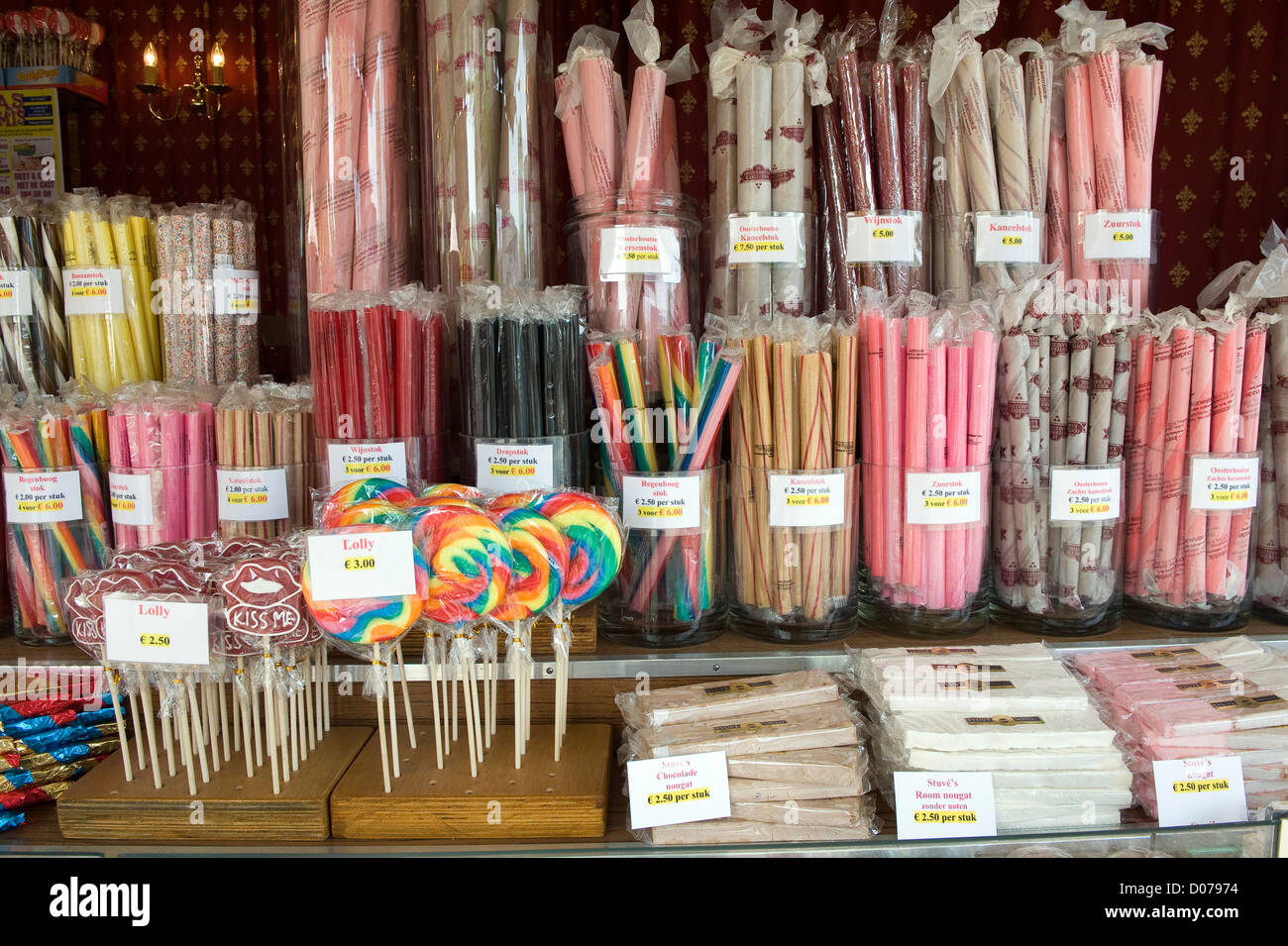 Un montón de diferentes sujeciones de ácido y otros dulces en una tienda de caramelos Foto de stock