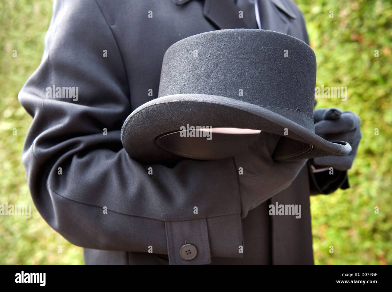 Un funeral líder es respetuosamente llevando su sombrero Foto de stock