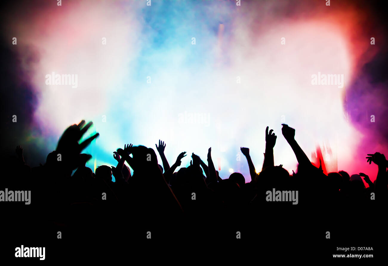 Las personas con manos arriba divertirse en un concierto de música / discoteca parte. Foto de stock