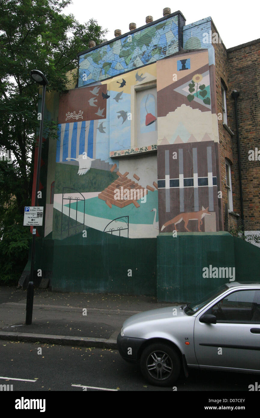 Uno de los dos murales en Bellefields Road de Londres arte público de pared - 1987 Foto de stock