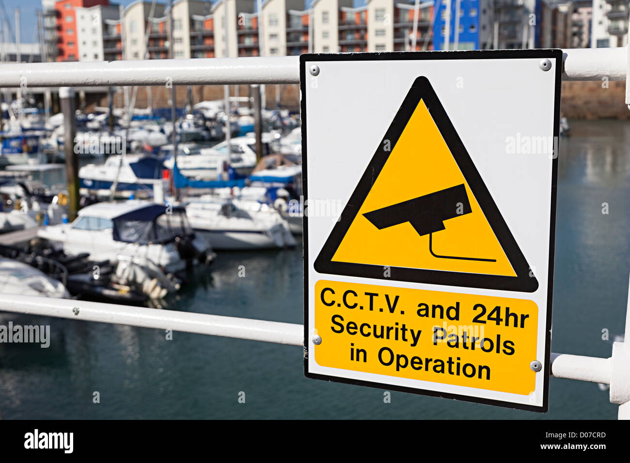 Señal de advertencia de CCTV y seguridad 24 horas patrullas alrededor de la marina, St Helier, Jersey, Islas del Canal, REINO UNIDO Foto de stock