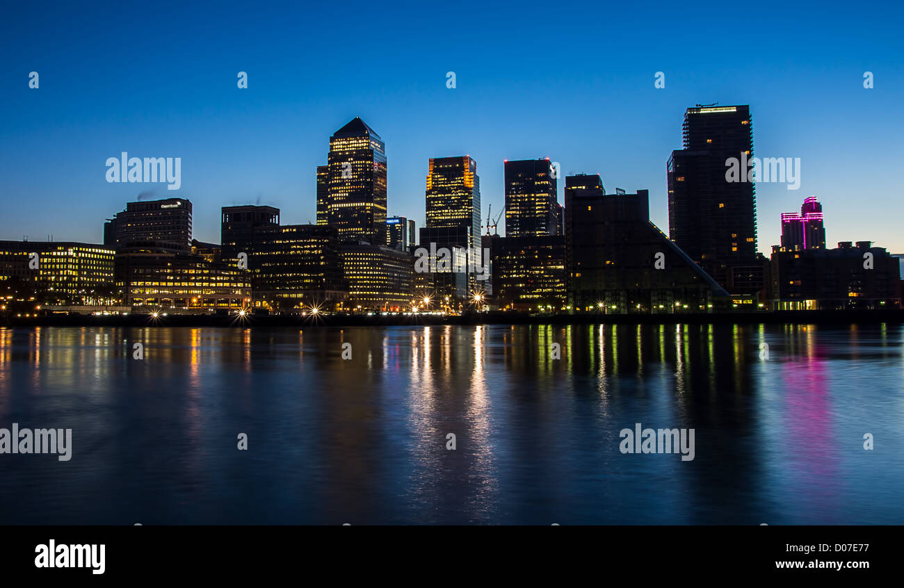 London Docklands Development por noche Foto de stock