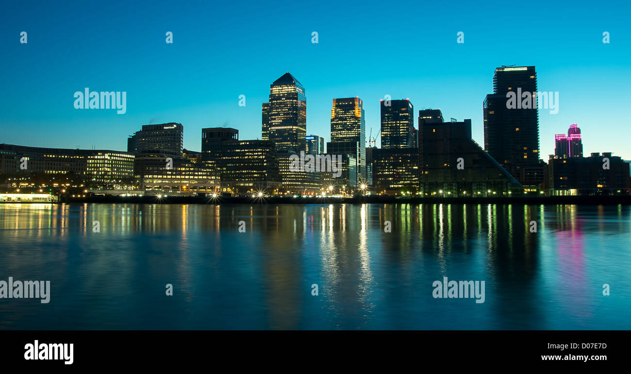 London Docklands Development por noche Foto de stock