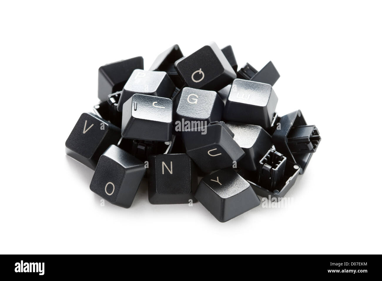 Un montón de obsoleto, inútil, rotas las teclas del teclado de ordenador aislado sobre un fondo blanco. Foto de stock