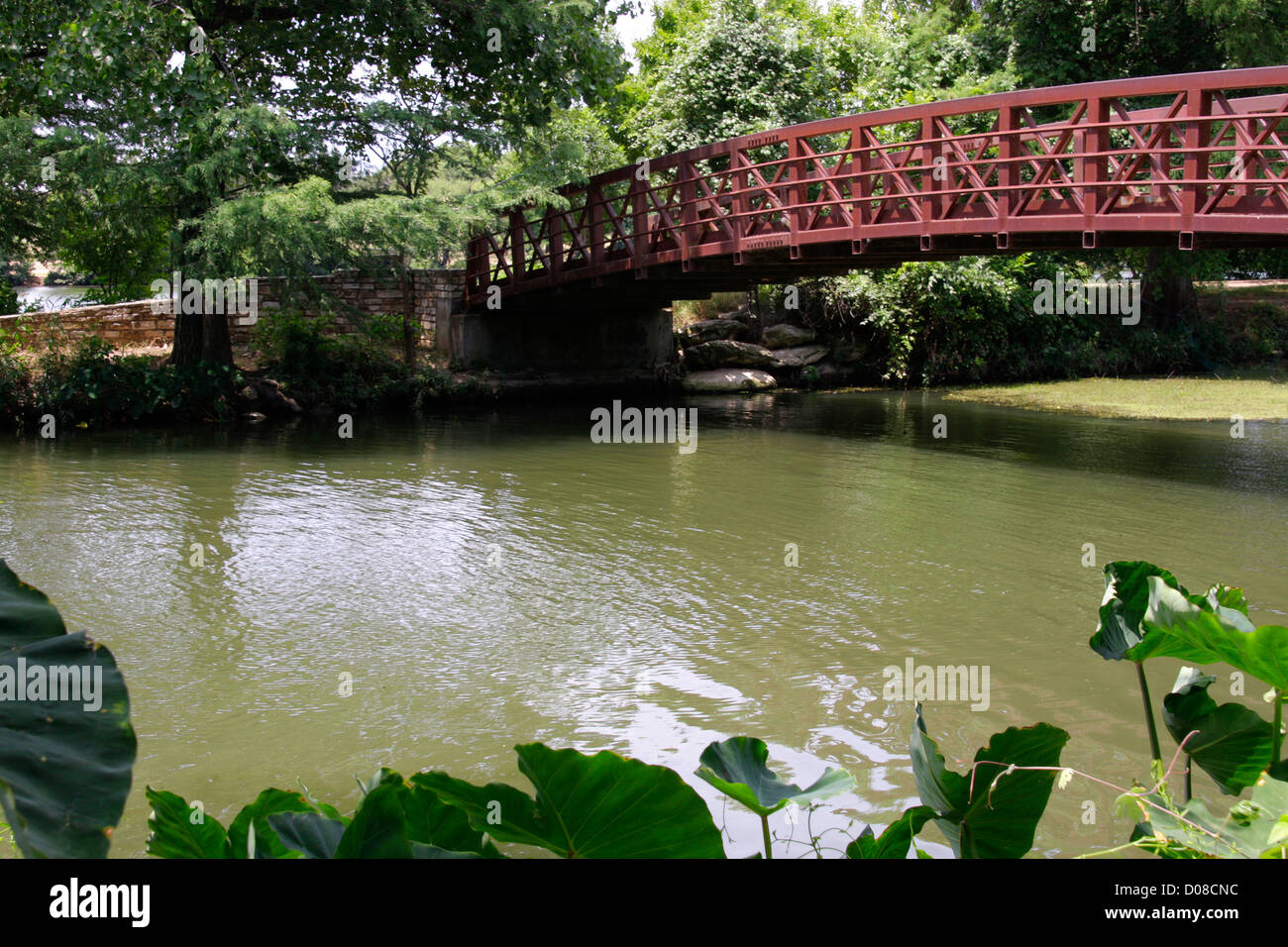 Un oxidado y viejo puente sobre el agua Foto de stock