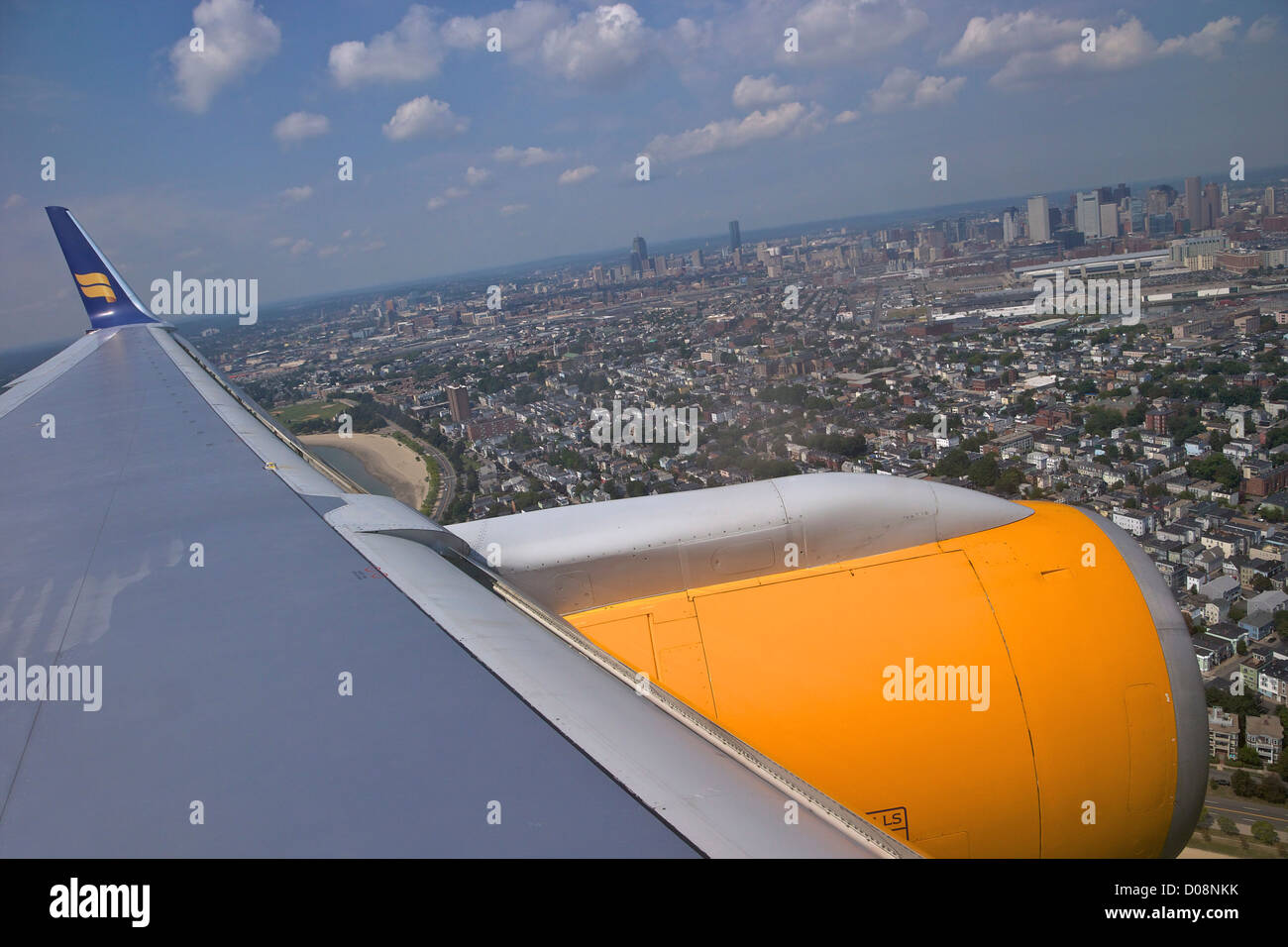 Vista desde la ventana de aviones a reacción de pasajeros icelandair en Boston, EE.UU. Foto de stock