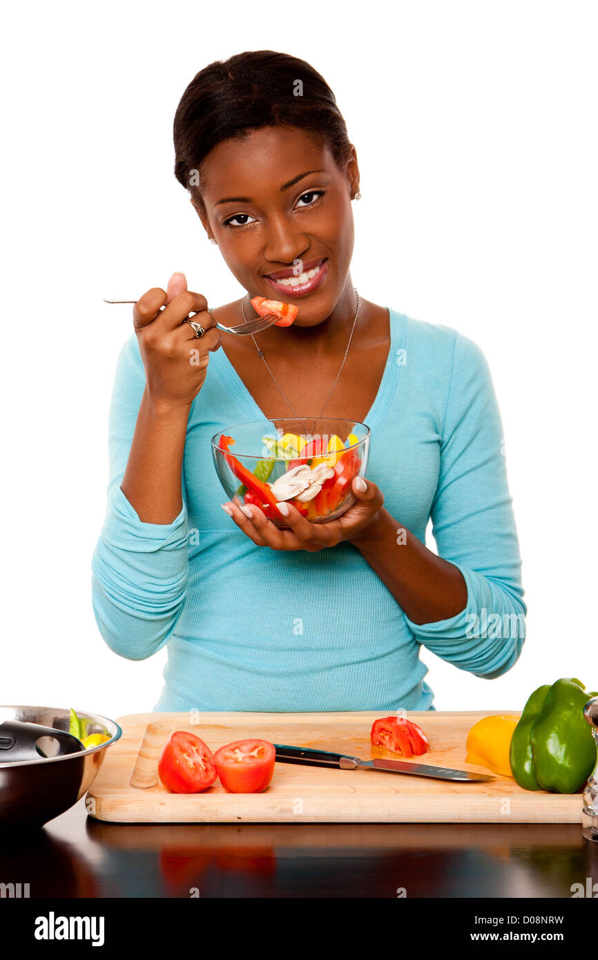 Bellos atractivos feliz sonriente joven vegetariana conscientes de la salud comer sano orgánicos frescos de un tazón de ensalada Foto de stock