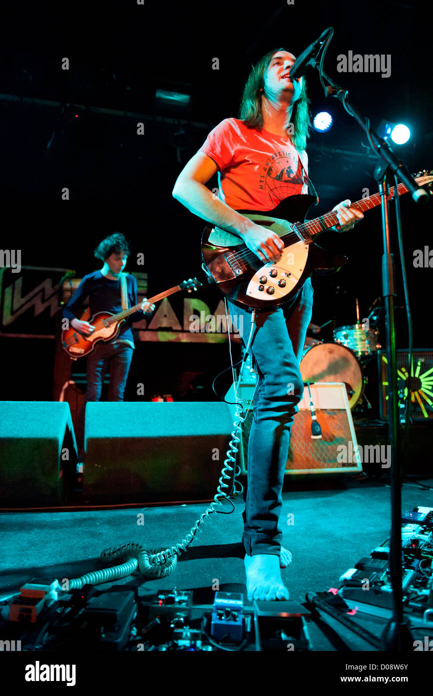 Banda indie australiana, Tame Impala en concierto, con el cantante líder, Kevin Parker, el Leadmill. Sheffield, Reino Unido, Noviembre de 2012. Foto de stock