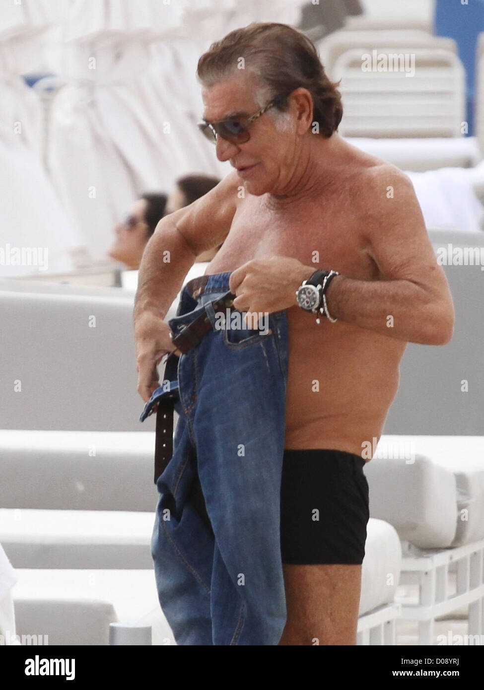 Diseñador de moda italiano Roberto Cavalli toma sus pantalones vaqueros en  Miami Beach en Miami, Florida - 20.11.10 Fotografía de stock - Alamy