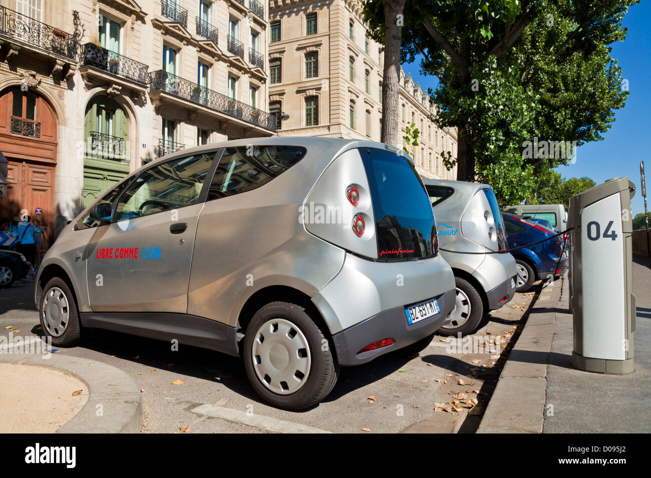 Autolib bluecar diseñado por Pininfarina en el car-sharing eléctrico esquema punto de estación de carga de París Francia Europa cargador de coche eléctrico de la UE Foto de stock