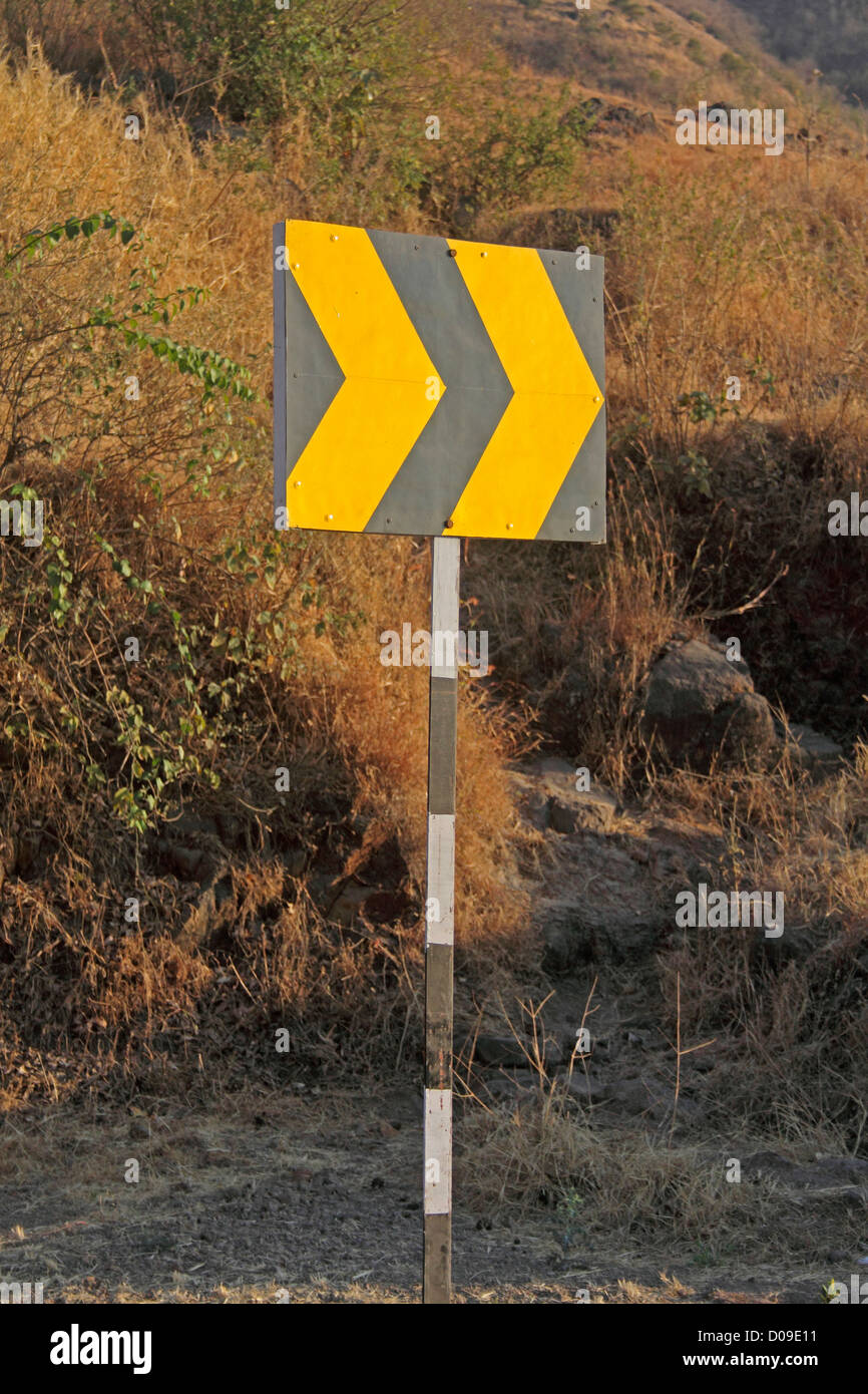 Señal de carretera junta mostrando indicaciones de conducción giro Katraj Highway Foto de stock