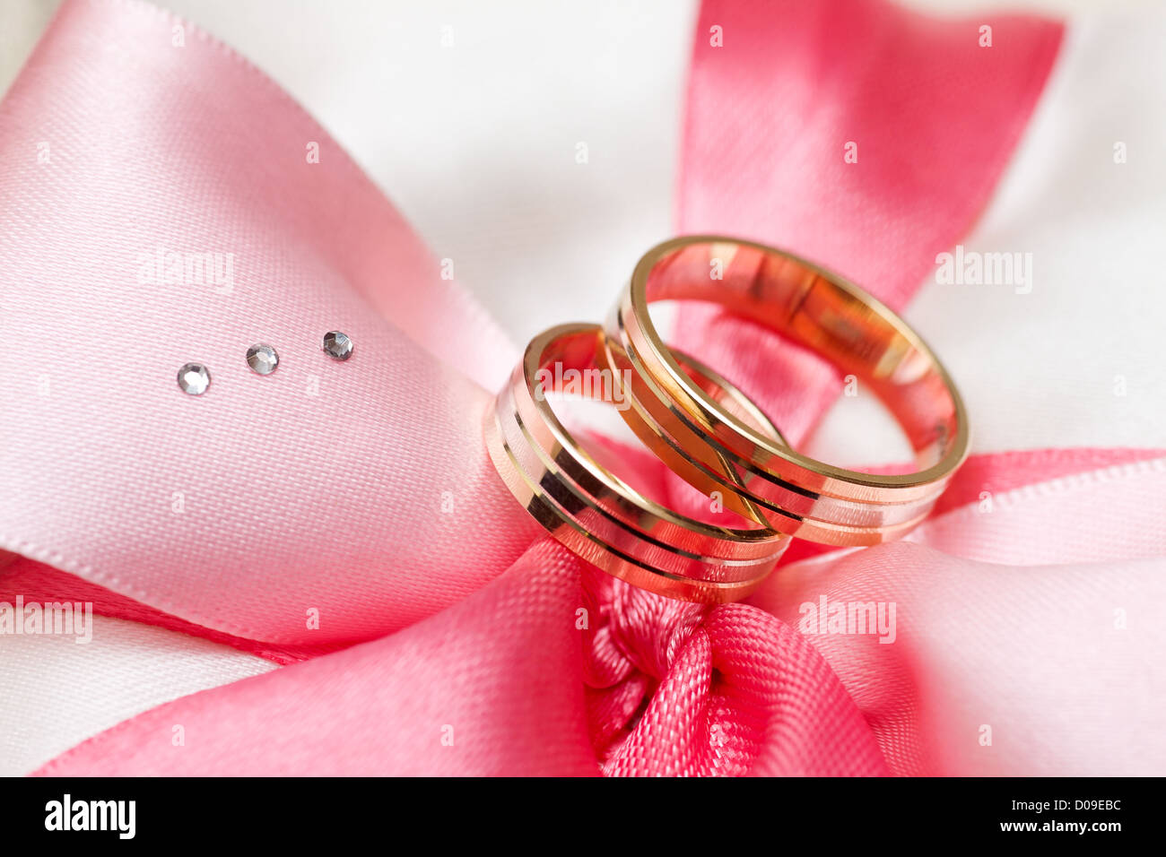 Dos anillos de boda de oro en arco macro shot Foto de stock
