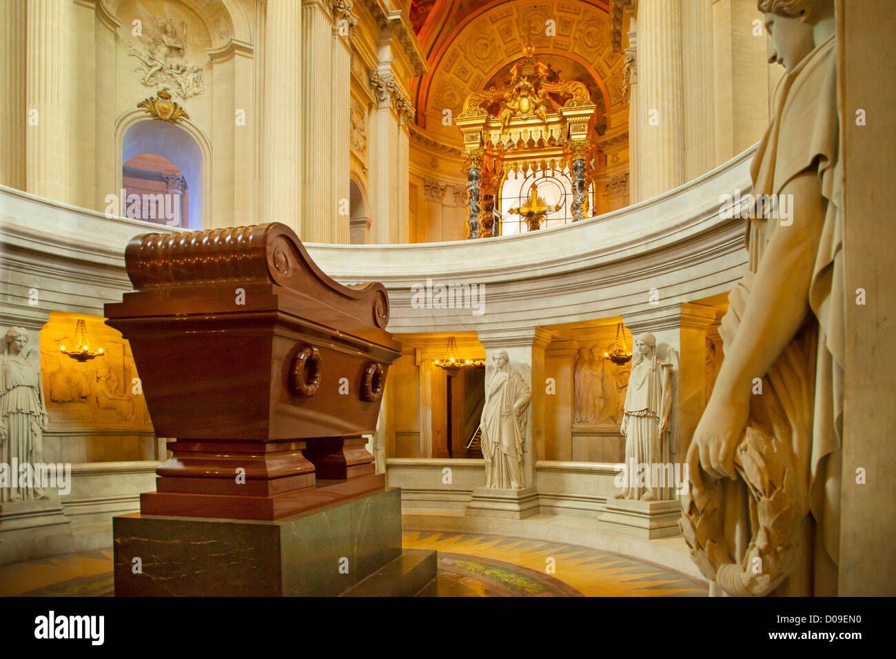 Tumba de Napoleón Bonaparte debajo de la cúpula de la Capilla de San Luis de los Inválidos