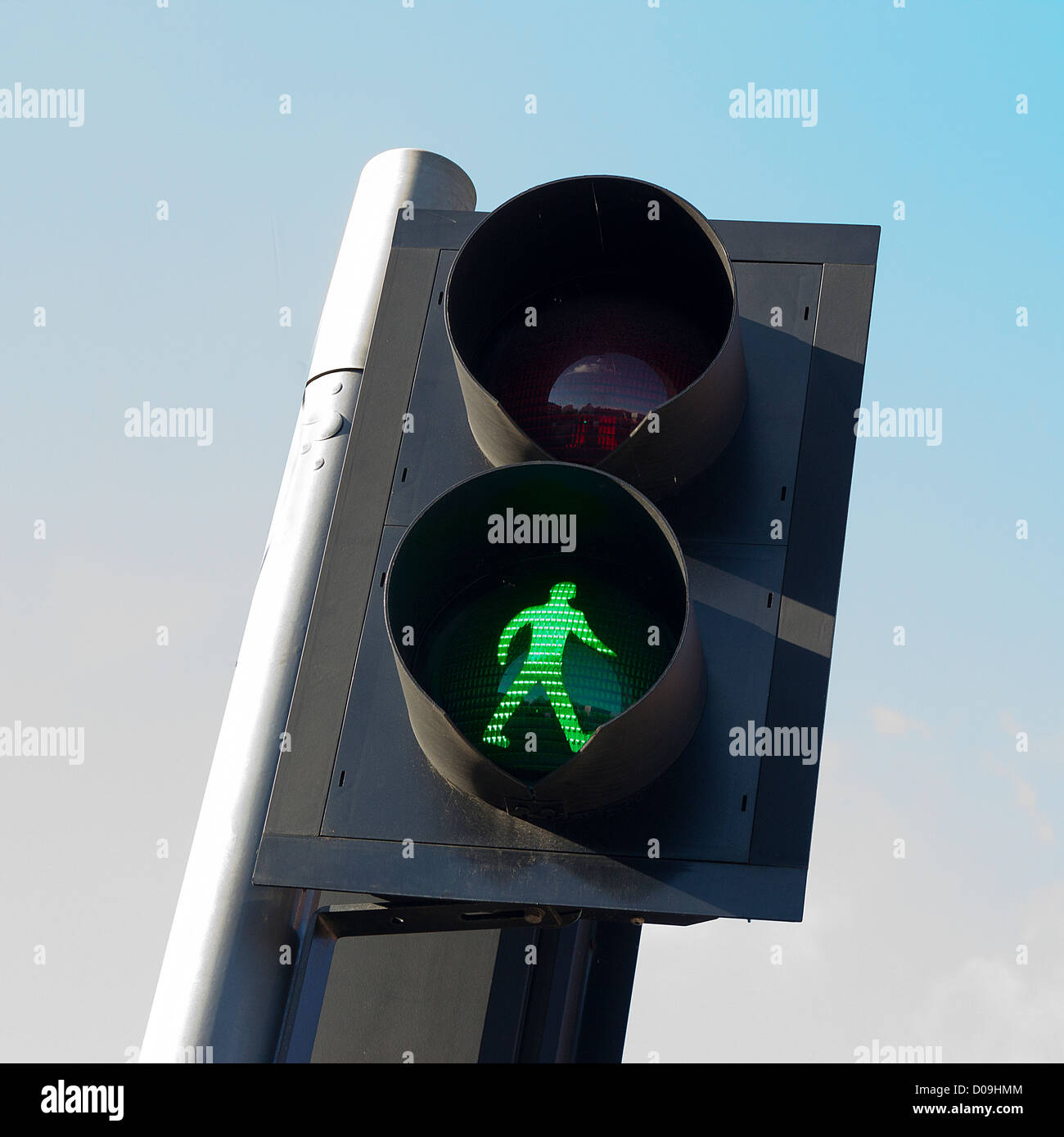 Luz de cruce peatonal en verde. Símbolo de hombre caminando. Foto de stock