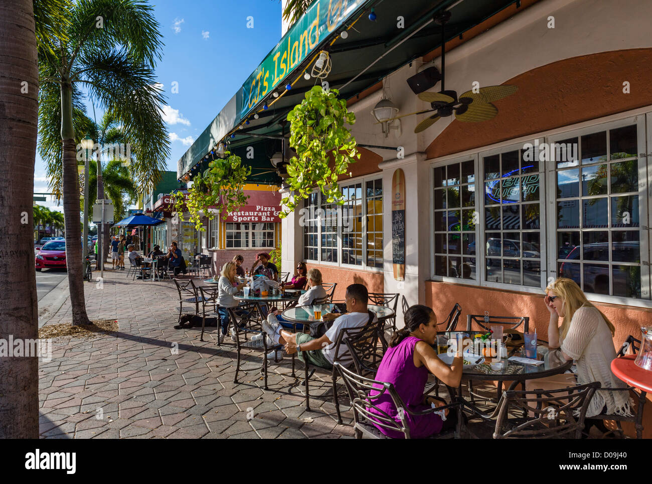 Restaurante la acera en Lake Avenue, en el histórico centro de Lake Worth, Treasure Coast, Florida, EE.UU. Foto de stock