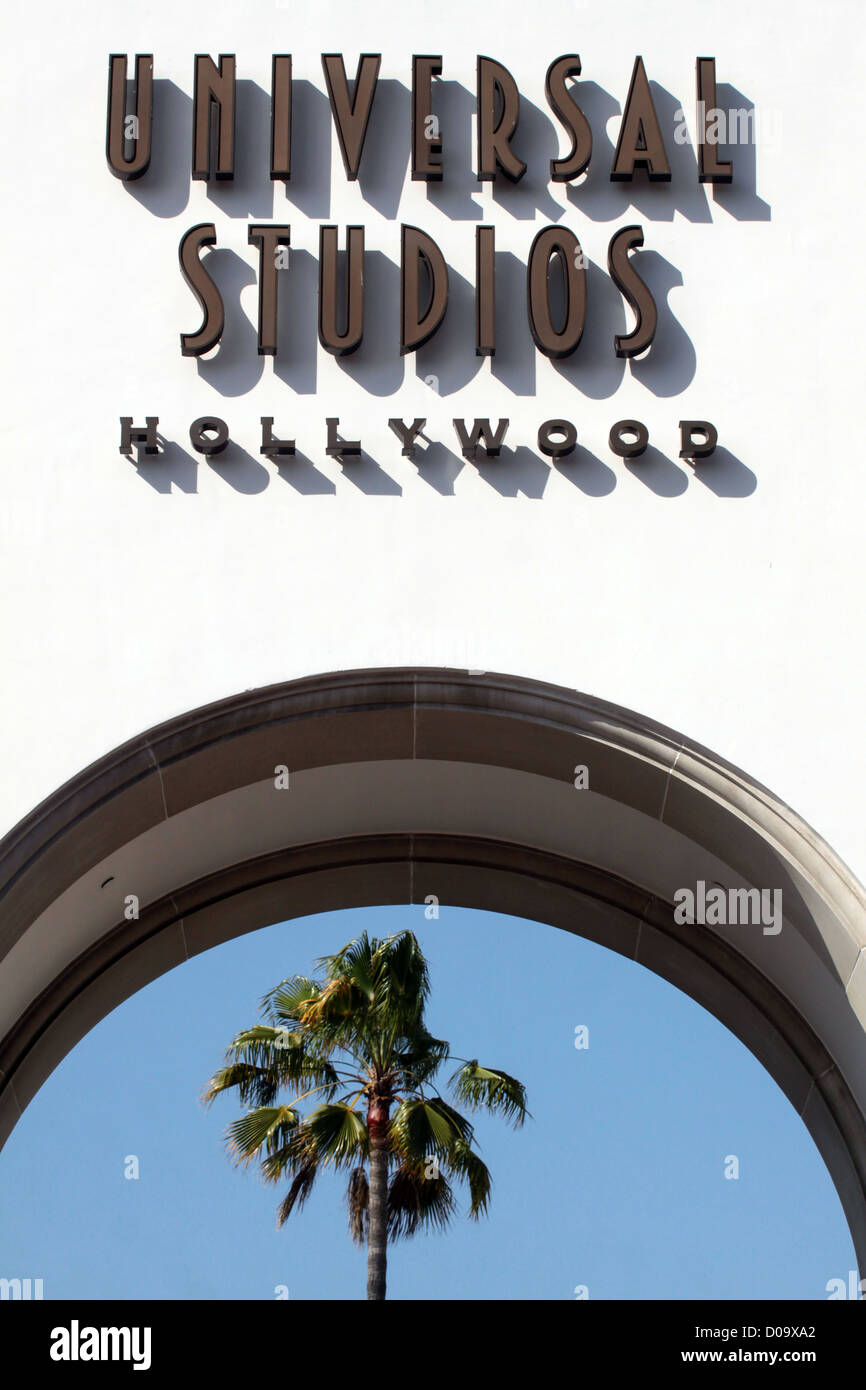 Logotipo para empresa de producción de películas de Universal Studios en arco de entrada en Universal Studios, Los Ángeles, California, Estados Unidos Foto de stock