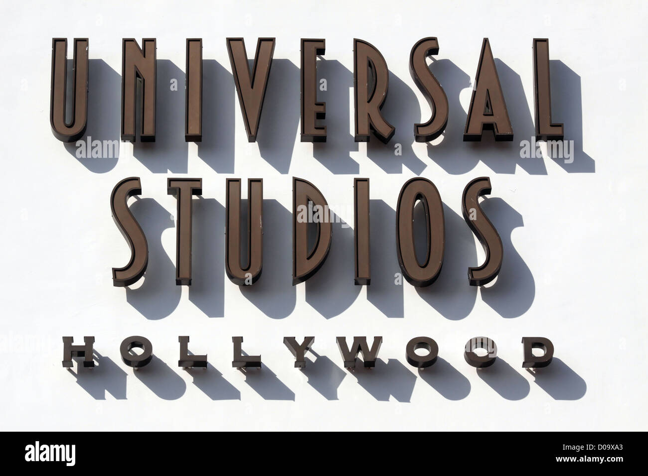 Logotipo para empresa de producción de películas de Universal Studios en arco de entrada en Universal Studios, Los Ángeles, California, Estados Unidos Foto de stock