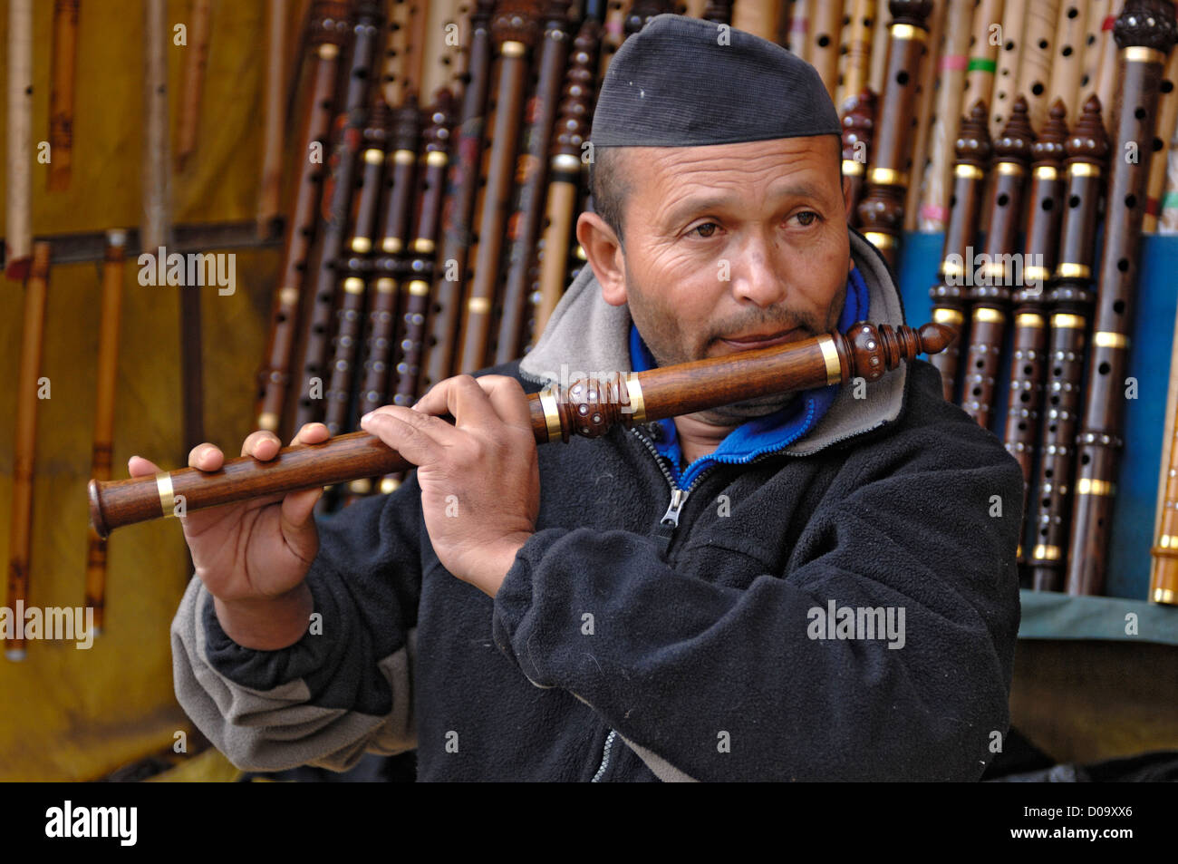 Play flute fotografías e imágenes de alta resolución Alamy