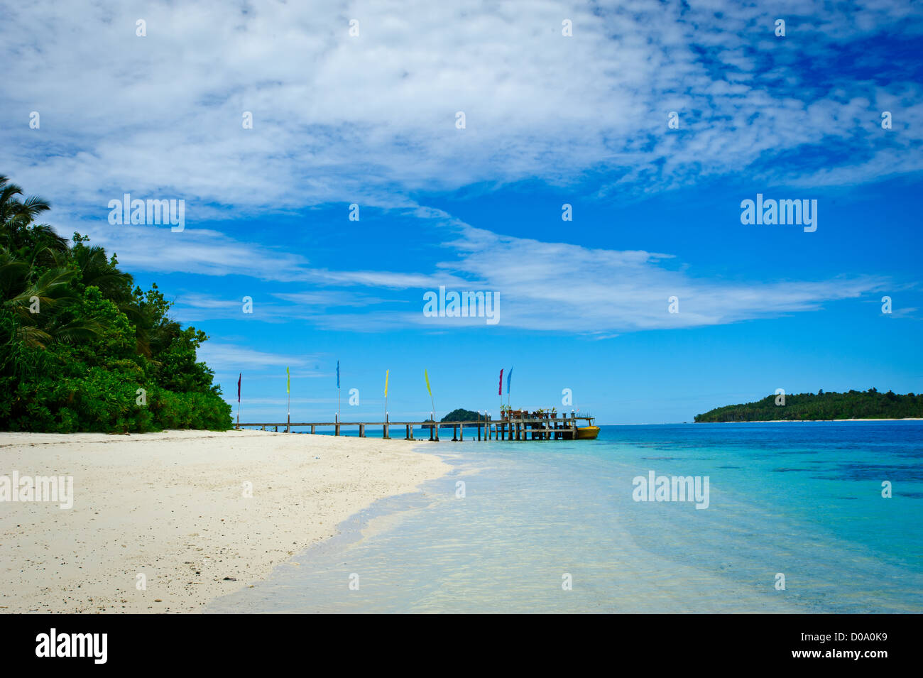 La playa de arena blanca de la isla en el Aloita Mentawai, al oeste de Sumatra, Indonesia. Una joya en el Océano Índico Foto de stock