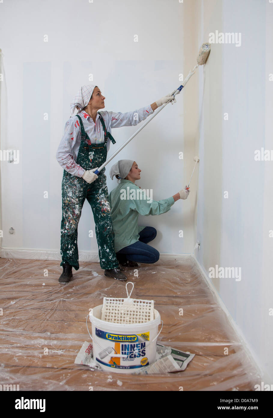 Madre E Hija En La Renovacion De Su Hogar Pintar Las Paredes
