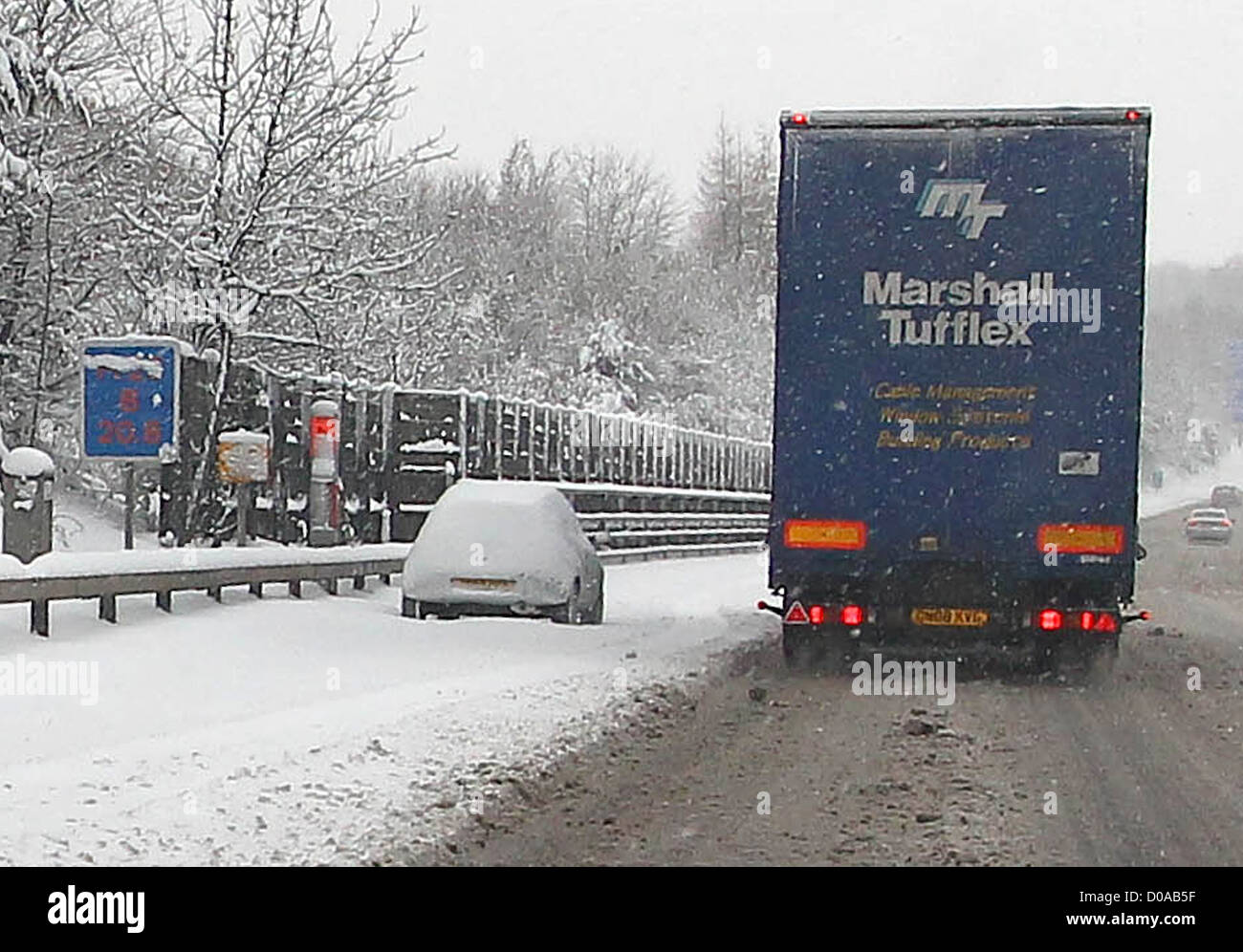 Las fuertes nevadas provoca el caos de tráfico en las autopistas M25 y la A21, cerca de Tunbridge Wells. Los conductores abandonaron sus coches debido al mal Foto de stock