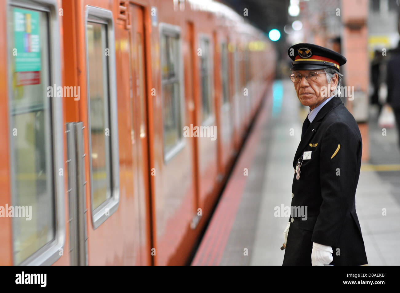 Un hombre que trabajaba en la estación de tren de Osaka para los Ferrocarriles de Japón. Foto de stock
