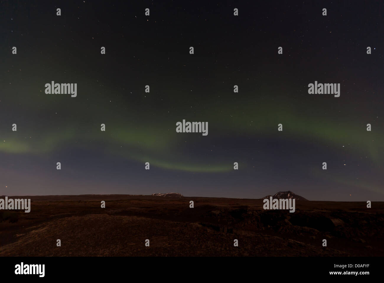 Fenómeno luminoso de la aurora boreal en el cielo nocturno REGIÓN DE BLONDUOS ISLANDIA EUROPA Foto de stock