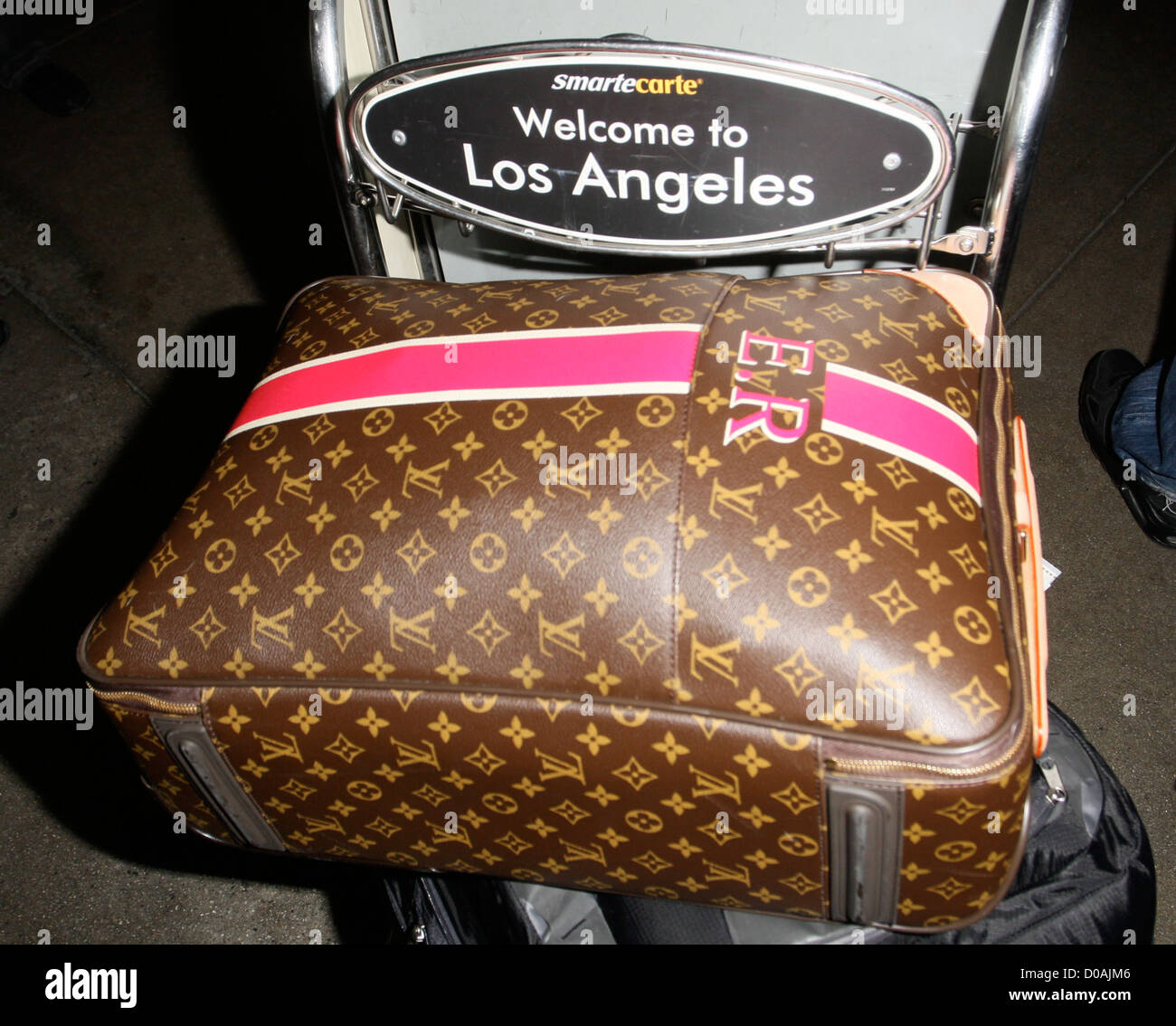 Emma Roberts llegando a LAX en un vuelo desde Londres Heathrow con sus maletas Louis Vuitton personalizadas con iniciales e.r de stock - Alamy