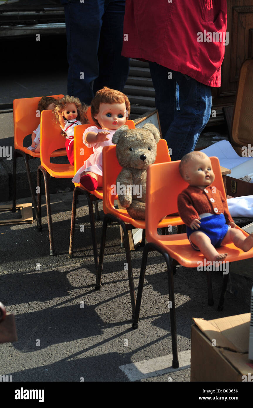 Muñecas y muñecos de peluche juguetes antiguos tradicional mercado de  bienes de segunda mano SOMME AMIENS (80) Francia Fotografía de stock - Alamy