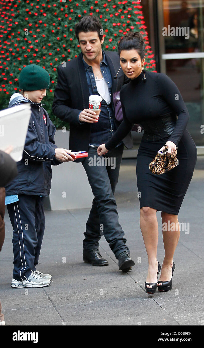 Kim Kardashian en Nueva York en un muy apretado traje negro de la ciudad de  Nueva York, EE.UU Fotografía de stock - Alamy