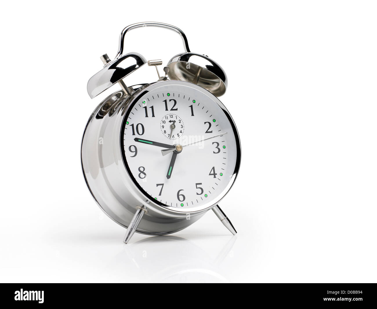 Despertador tradicional de plata sobre un fondo blanco con las campanas a  las seis cuarenta y siete de la mañana Fotografía de stock - Alamy