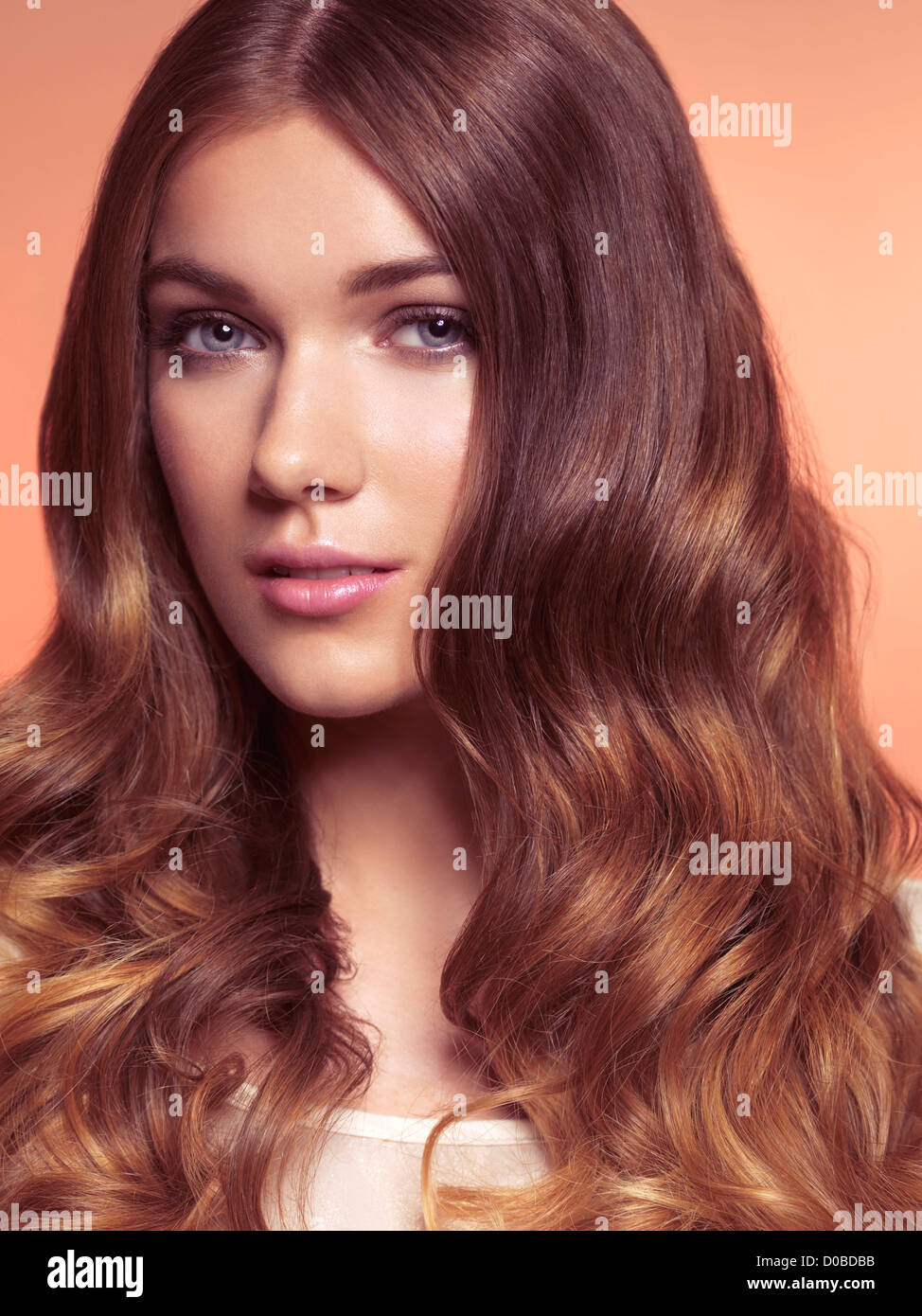 Licencia e impresiones en MaximImages.com - Retrato de la belleza de una mujer joven con el pelo largo y ondulado marrón hermoso Foto de stock
