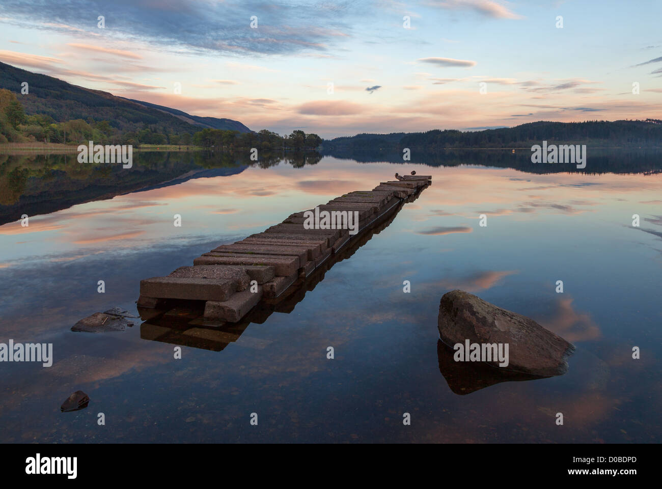 Loch Ard en el Loch Lomond y los Trossachs National Park, Stirling, Escocia al atardecer en una tranquila noche Foto de stock