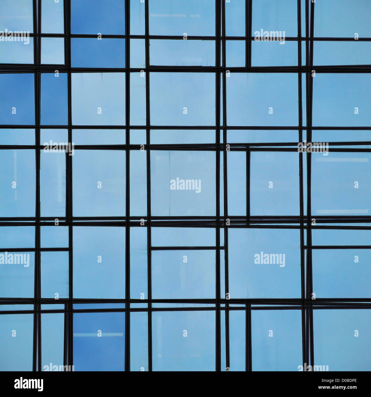 Resumen de la fachada de vidrio y líneas de reflexión sobre un edificio moderno. Detalle arquitectónico. Foto de stock