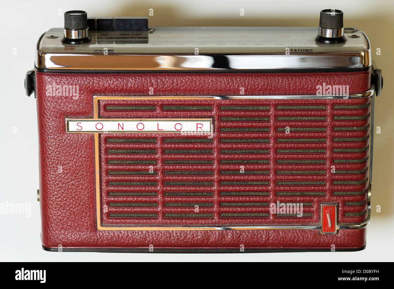 Correo tenedor inversión Radio portátil rojo vintage francés Sonolor Fotografía de stock - Alamy