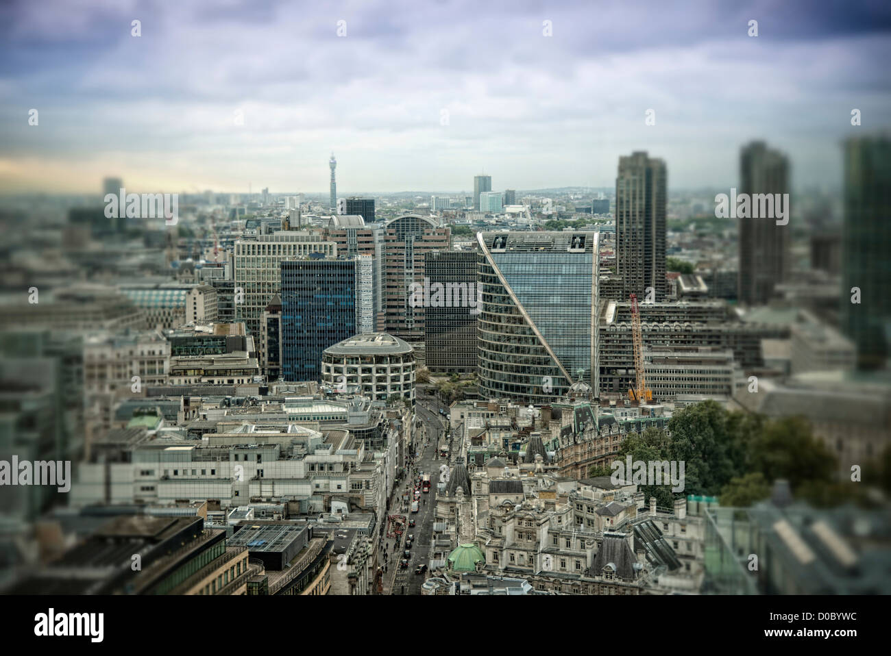Vista a través del Barbican Centre de Londres y la torre de oficina de correos con la división focus Foto de stock