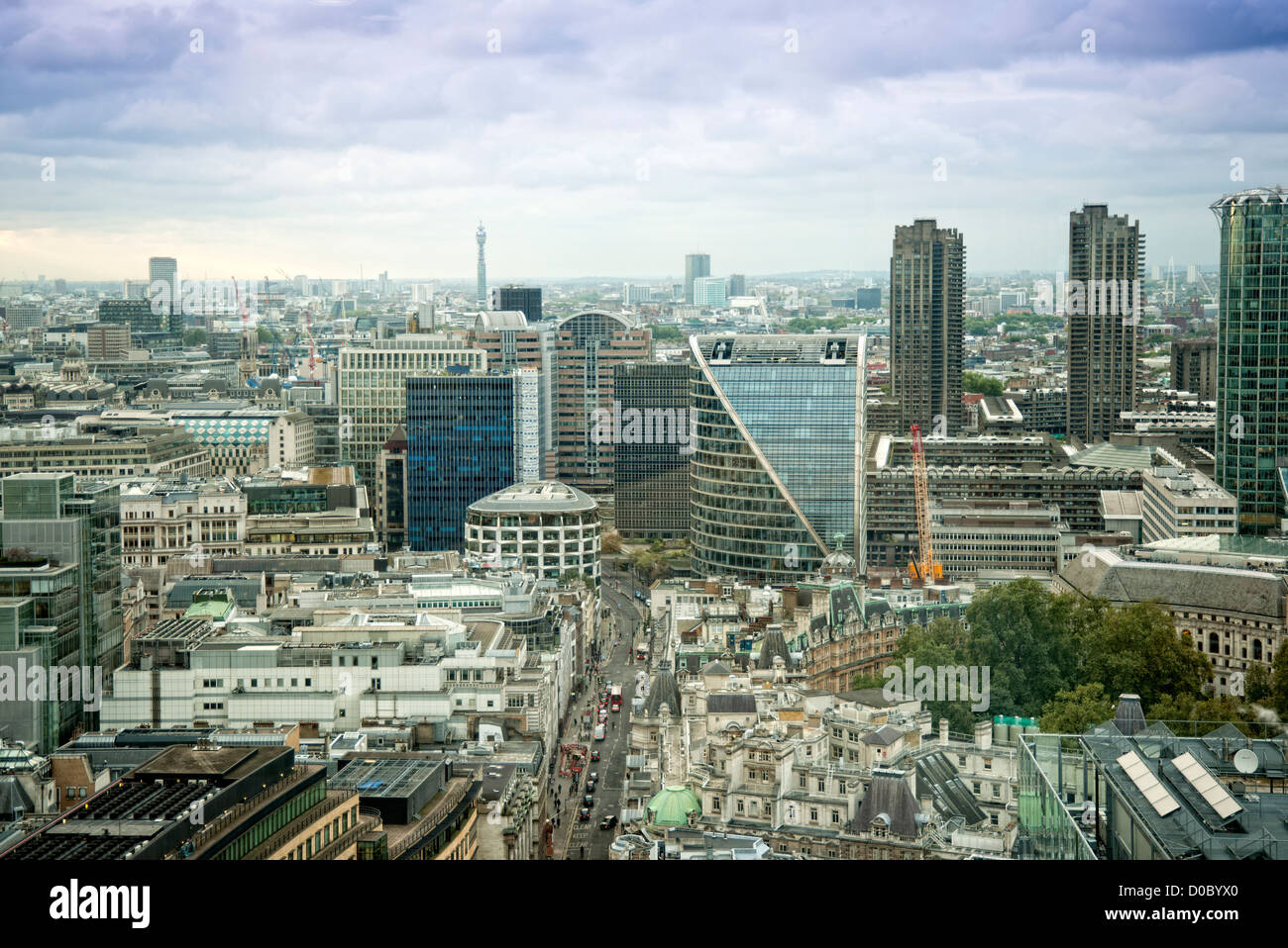 Vista a través del Barbican Centre de Londres y la torre de oficina de correos Foto de stock