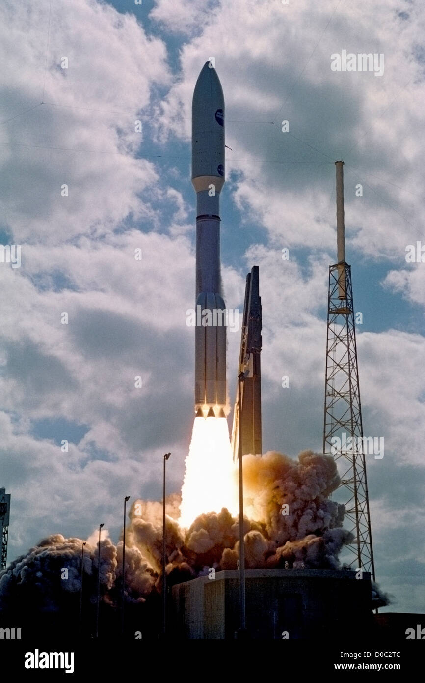 Atlas V lanza la nave espacial New Horizons de la NASA, la primera misión a  Plutón Fotografía de stock - Alamy