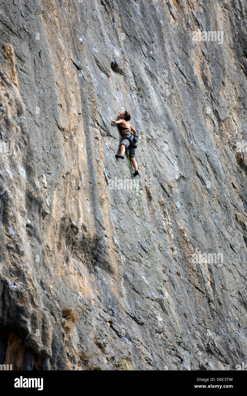Hembra saldos escalador de roca vertical, Kalymnos Grecia Foto de stock
