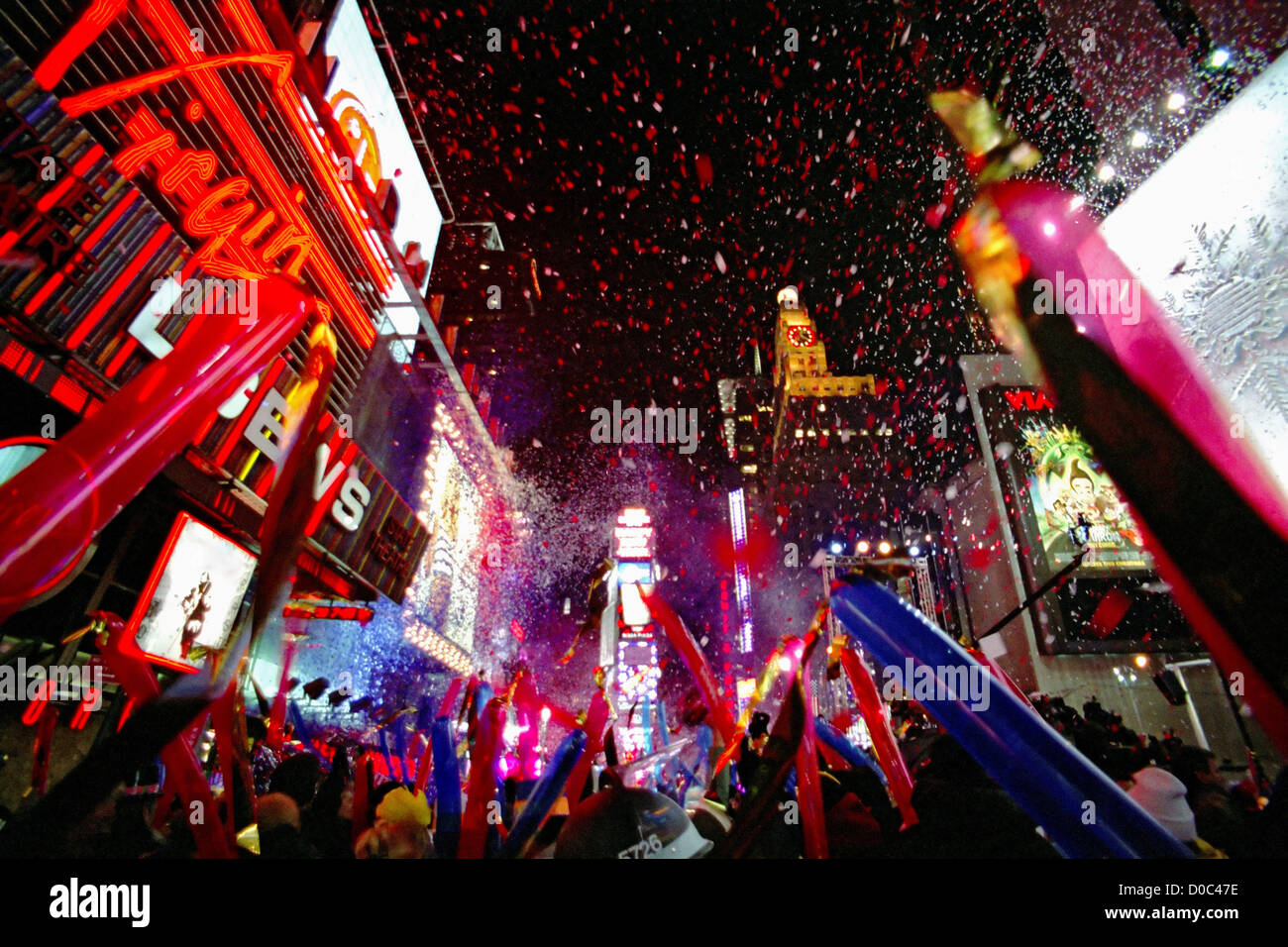 La bola cae en Times Square a Usher en el año 2002 como moscas confetti y globos volar. Foto de stock