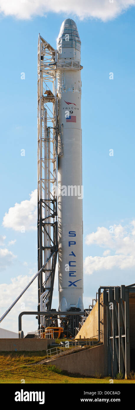 Cohete SpaceX Falcon 9 se asienta sobre la almohadilla en el complejo de lanzamiento 40 en la Estación Cañaveral de la Fuerza Aérea Foto de stock