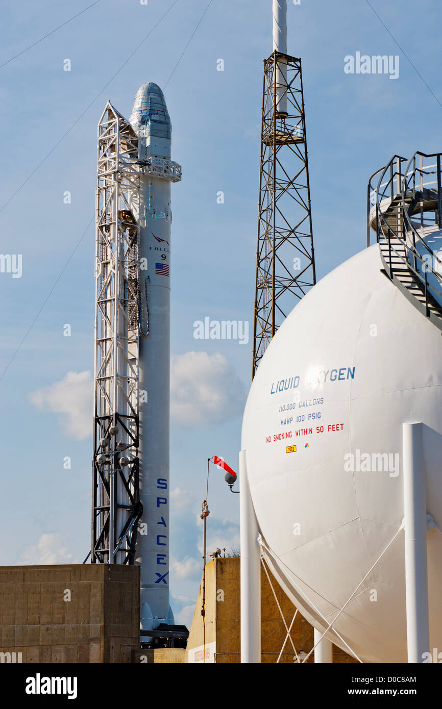 Cohete SpaceX Falcon 9 se asienta sobre la almohadilla en el complejo de lanzamiento 40 en la Estación Cañaveral de la Fuerza Aérea Foto de stock