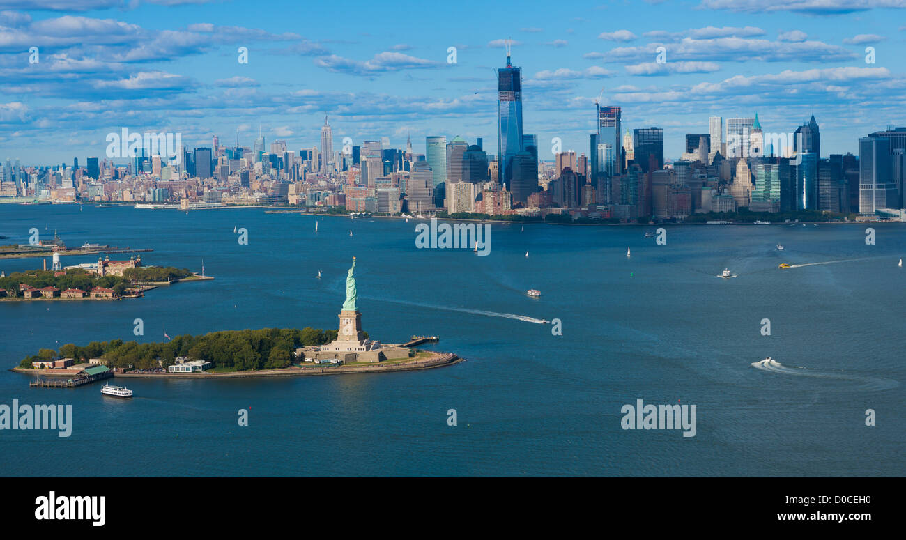 Panorama del horizonte de la ciudad de Nueva York: la estatua de la libertad y Manhattan Foto de stock