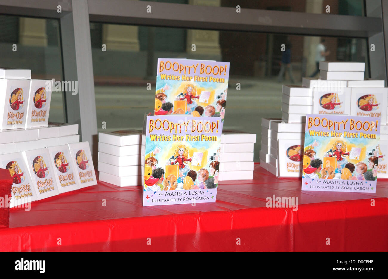 Masiela Lusha atmósfera firma del primer libro para niños 'Boopity Boop