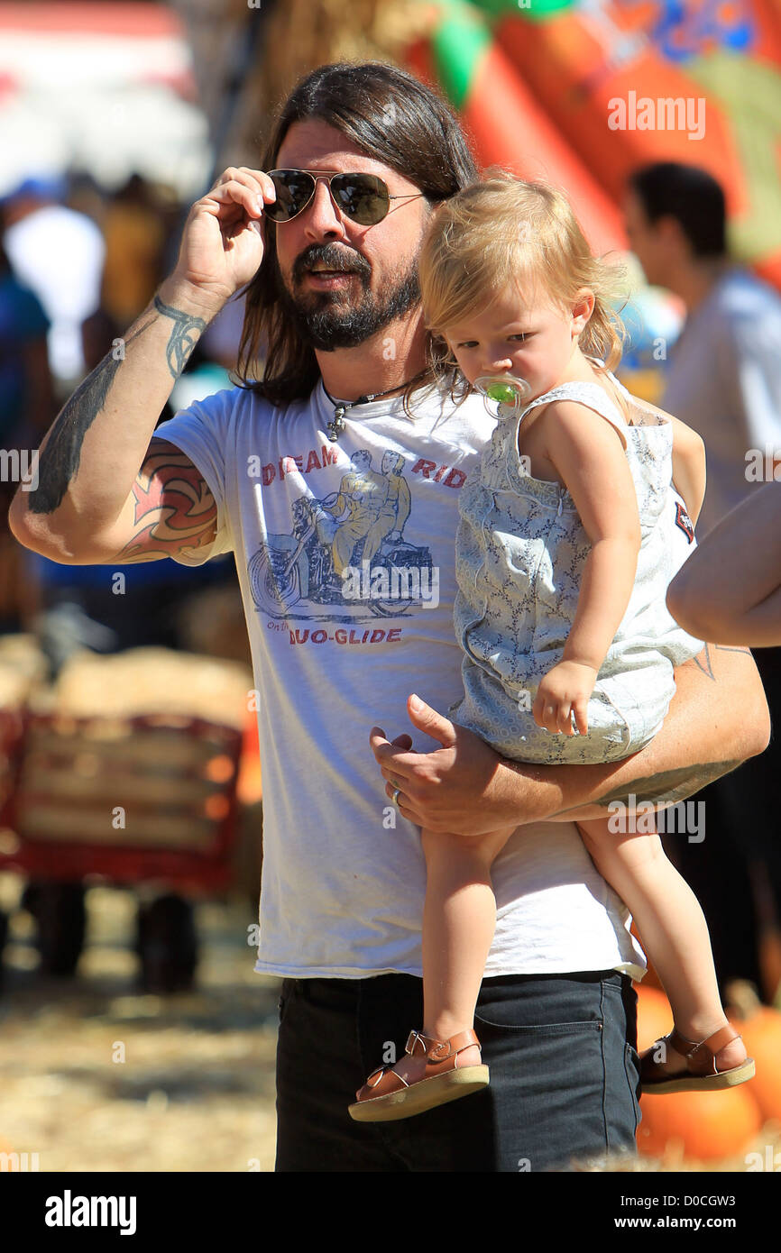 Foo Fighters y ellos Crooked buitres rockero, Dave Grohl, con su hija Harper Willow, disfrutando de la jornada de la familia fuera el Sr. huesos Foto de stock