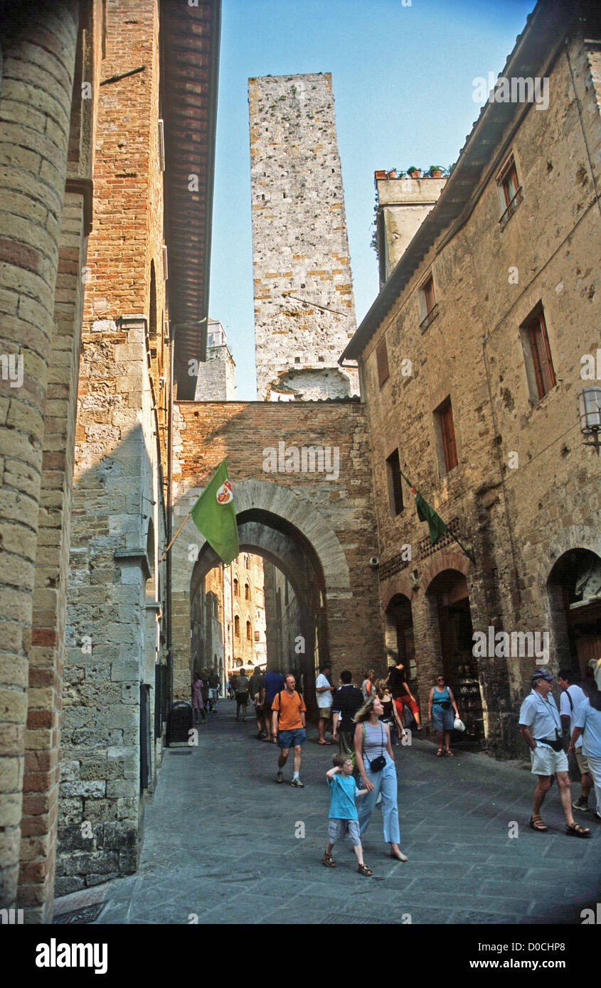 Los visitantes explorar la histórica GIMIGNANO SIENA TOSCANA ITALIA DEL NORTE Foto de stock