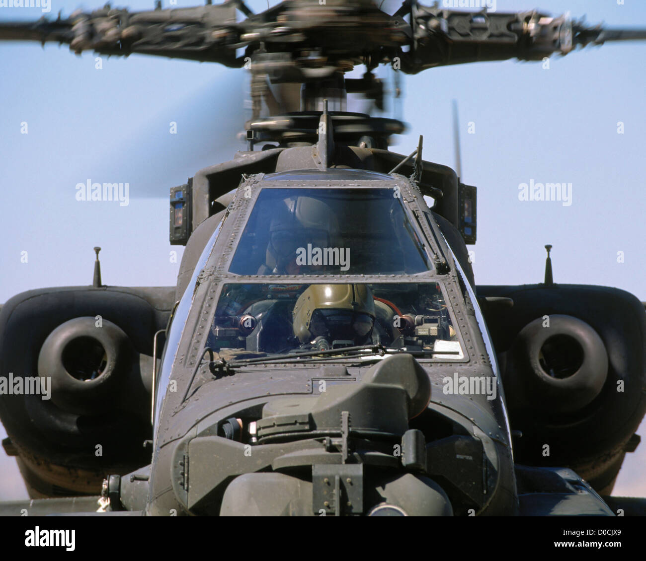 Vista frontal de un AH-64 Apache helicóptero de combate Foto de stock