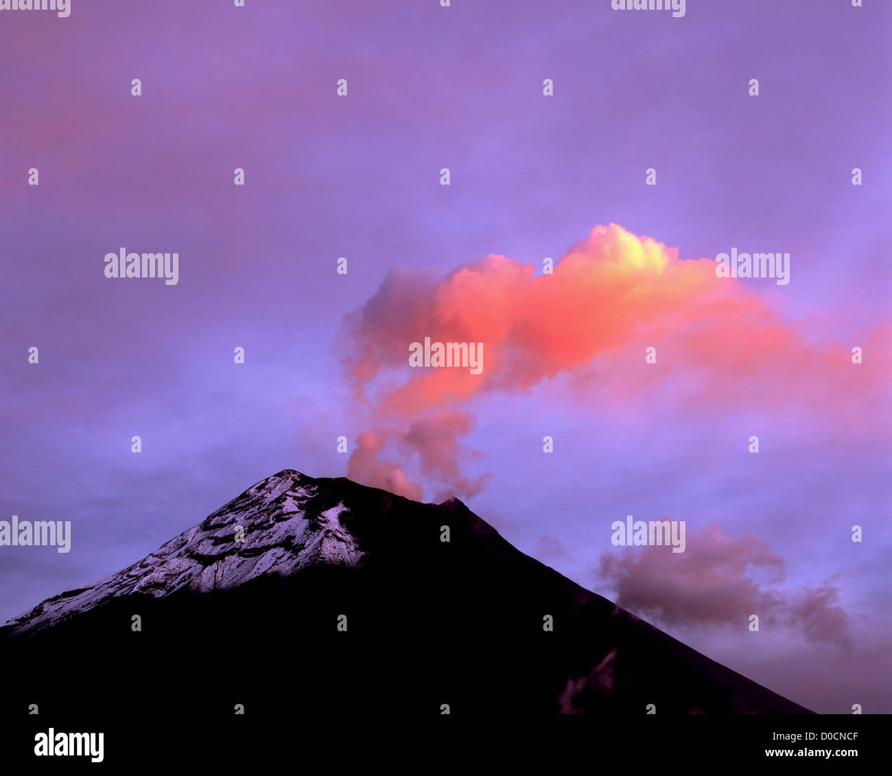 Orange-Tinted los Respiraderos de vapor de la caldera del volcán Tungurahua después de una reciente erupción Foto de stock